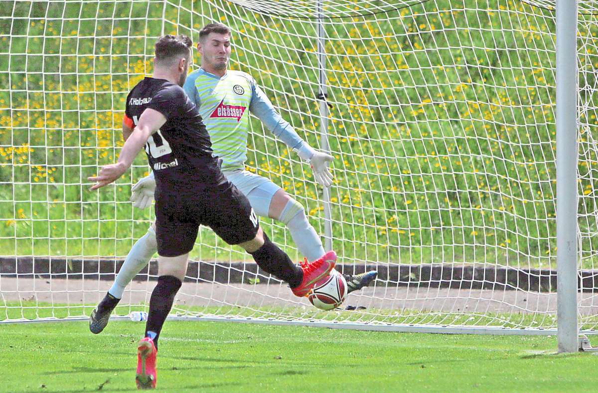 Janik Michel erzielt das 1:0 gegen den VfL Sindelfingen. Am Ende gewinnt Holzhausen verdient. Foto: Wagner