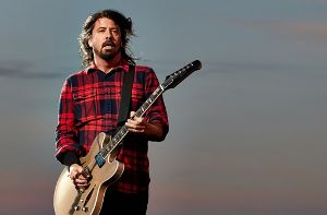 Dave Grohl hatte sich in Göteborg das Bein gebrochen, nun haben die Foo Fighters die restlichen Auftritte in Europa abgesagt. Foto: dpa