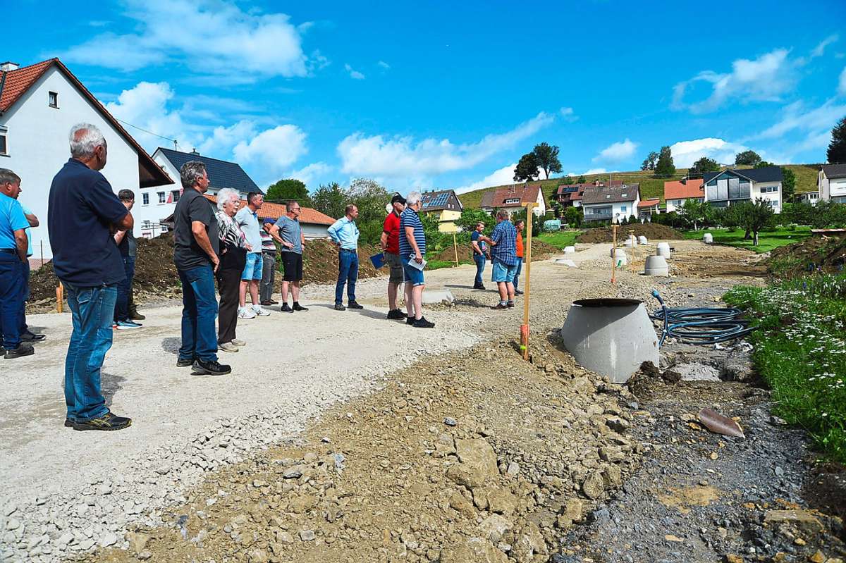 Im neuen Baugebiet Brühlgässle in Wellendingen ist eine Begehung mit Gemeinderat, Bauausschuss und Planern notwendig, nachdem die Emotionen von Bauplatzinhabern und Anwohnern nach dem Setzen der Wasserschächte hochgekocht sind.