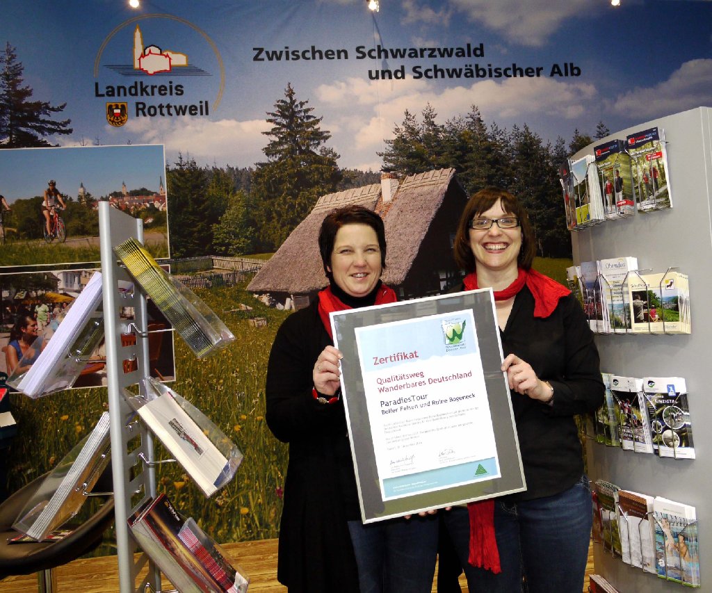 Michaela Schmiedel und Irmgard Schumacher freuen sich über das Zertifikat für drei Touren im Wanderparadies Schwarzwald und Alb, das sie auf der Messe CMT entgegengenommen haben.