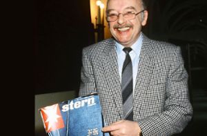 Konrad Kujau mit einem Stern-Exemplar von 1983, auf dem eines seiner erfundenen Tagebücher   abgebildet ist – darauf auch das falsche Initial F. H. statt. A. H. Foto: dpa/Ingo Röhrbein