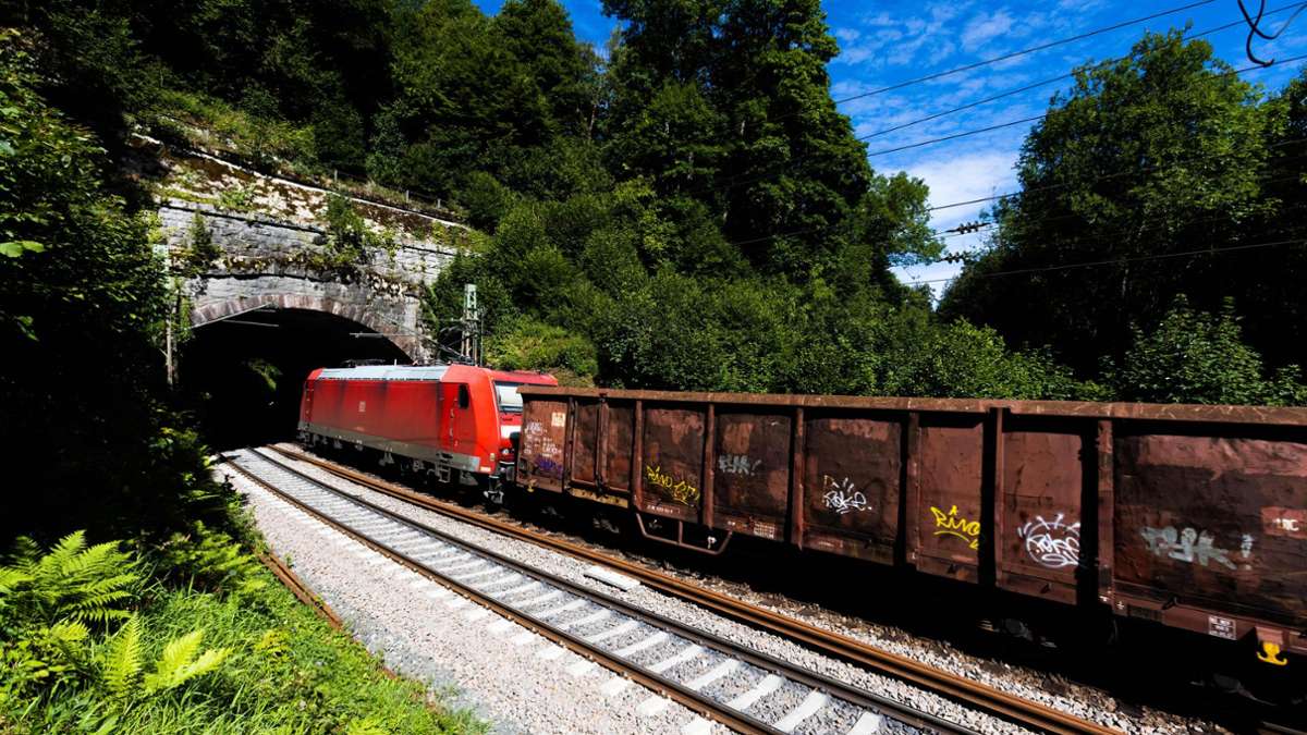 Schwarzwald- und Gäubahn : Warum auf den wichtigen Verbindungen wieder Chaos herrscht