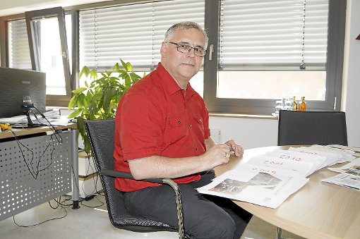 Gerold Löffler sitzt an seinem Schreibtisch vor den Jahresberichten, die Zeugnis über seine Amtszeit als Bürgermeister ablegen. Foto: Schlenker Foto: Schwarzwälder-Bote