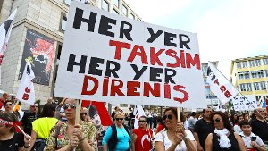 Türken protestieren in Stuttgart gegen die türkische Regierung
