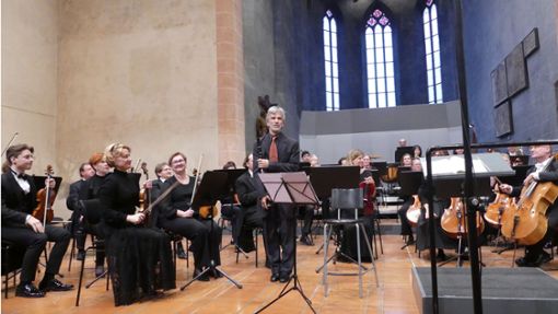 Auch die Musikerkollegen feiern ihn: Dimitri Ashkenazy, der mit Werken von Weber und Baermann begeistert, wofür er viel Beifall des Publikums erhält. Foto: Siegfried Kouba