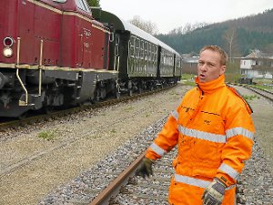 Einfahrt in den Bahnhof – Eisenbahnbetriebsleiter Christian Brinkmann wies die Lok mit Reisezugwagen ein. Foto: Limberger-Andris