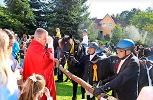 Im Anschluss an den Gottesdienst und die Prozession wurden von Pfarrer Martin Kalt Pferde und Reiter gesegnet. Foto: Birkle