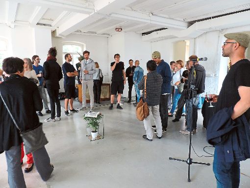 Zwanglose Gespräche gibt es bei der Eröffnung der  Künstlerresidenz in der Friedrichstraße. In der Mitte ist (in grau) Mitorganisator Hansjörg Weisser zu sehen.  Foto: Paskal Foto: Schwarzwälder-Bote