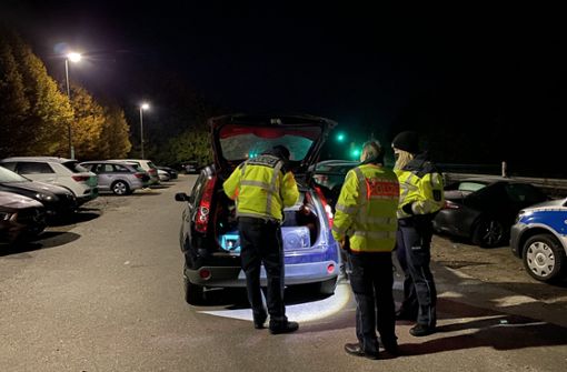Die Polizei kontrolliert am Park&Ride-Parkplatz an der A81 bei Zimmern. Foto: Klemm/Blaulichtreport