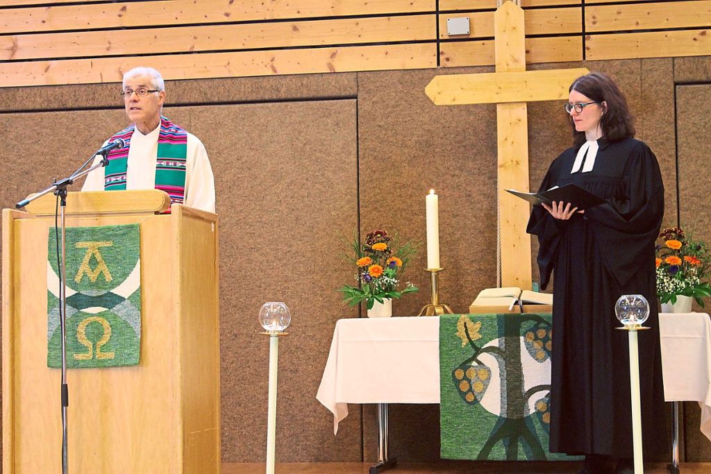 Pfarrer Martin Schwer und Friederike Heinzmann halten  den Gottesdienst.