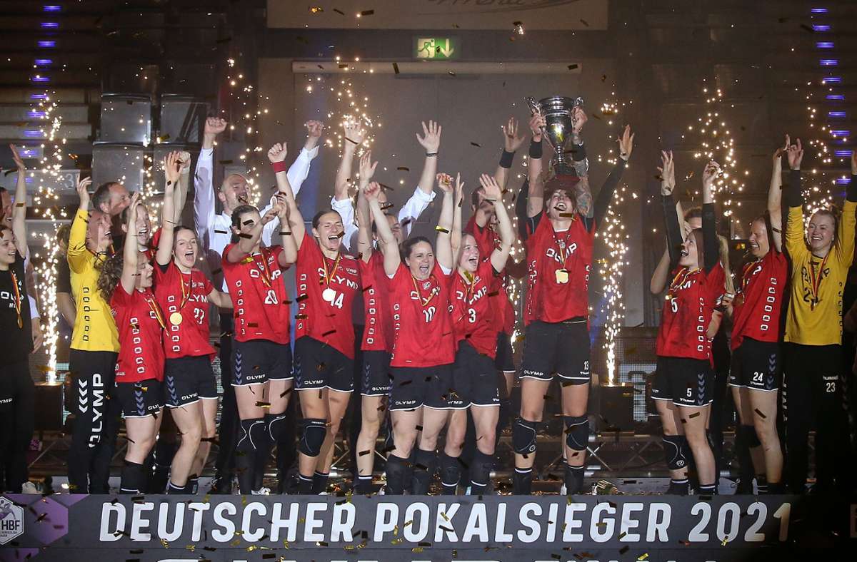 Premiere für die Handballerinnen der SG BBM Bietigheim: Erstmals holte sich das Team von der Enz den Handball-Pokal. Foto: Baumann