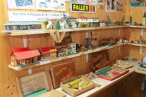 Zahlreiche historische Faller Modelle und Kataloge zeigt das Gütenbacher Dorfmuseum im Obergeschoß.  Foto: Danner Foto: Schwarzwälder-Bote