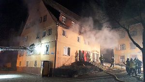 Bei der Übung des Löschzuges Nord raucht es aus allen Ritzen des Arnold-Hauses in Trillfingen. Foto:  Feuerwehr Foto: Schwarzwälder-Bote