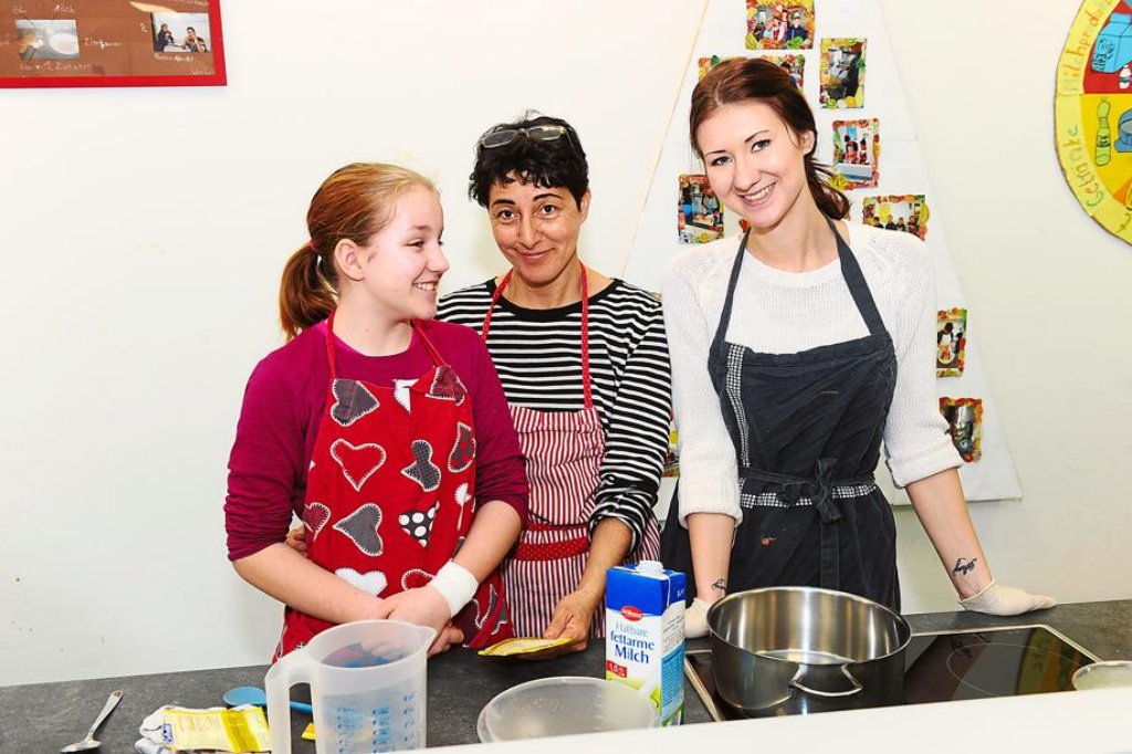 Luisa Hufschmidt (Mitte) kocht mit den älteren Schülern der Burgschule das Essen selbst.