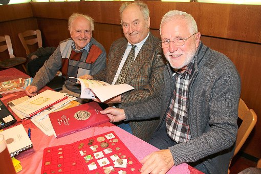 Erwin Seyfried, Günter Hug und Manfred Henschel (von links) sammeln Münzen und Briefmarken. Ihr Verein wird im nächsten Jahr eine Jubiläumsausstellung zur Schwenninger Geschichte schaffen.  Foto: Heinig Foto: Schwarzwälder-Bote