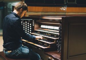 Mathias Rehfeldt spielt bei der Uraufführung seines Werkes selbst die Orgel und bringt elektronische Effekte mit. Foto: Effa/Kampa Foto: Schwarzwälder Bote