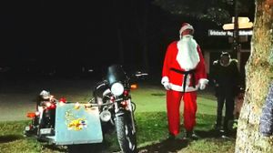 Der Nikolaus kam mit dem Motorrad zu den Hochdorfer Kindern.  Foto: Mertzig-Stein Foto: Schwarzwälder Bote