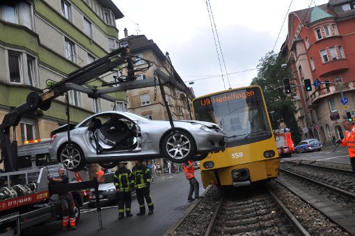 Vorfahrtsunfall in Stuttgart-West: Mit einem Abschleppwagen wird der Mercedes nach dem Unfall mit der Stadtbahn von den Gleisen gehoben. Foto: Andreas Rosar Fotoagentur-Stuttgart