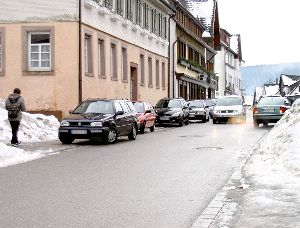 Das Parken am Gehweg macht es Fußgängern, aber auch Busfahrern nicht leicht.   Foto: Gemeindeverwaltung