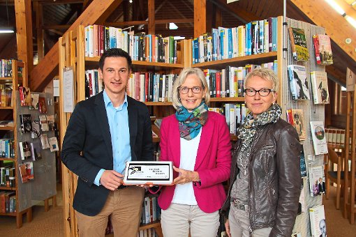 Antonie Göhl und Martina Haas  stellten Bürgermeister Roman Waizenegger den neuen Bücherei-Service vor. Foto: Wahl Foto: Schwarzwälder-Bote