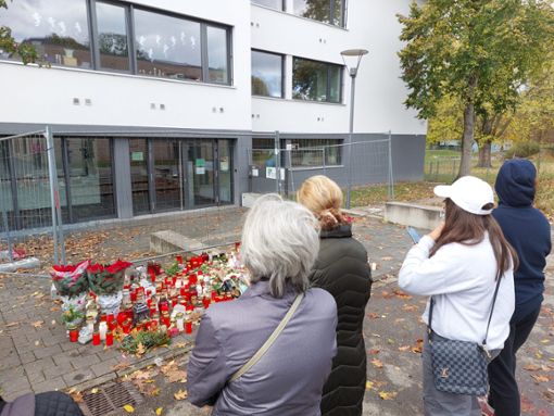 Ort der Trauer: Auch am Wochenende zog es immer wieder Menschen an den abgesperrten Eingangsbereich der Offenburger Waldbachschule, wo sie Blumen niederlegten und Kerzen anzündeten.   Foto: Armbruster