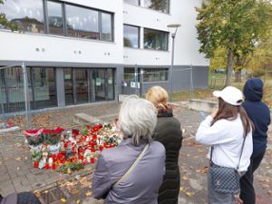 Ort der Trauer: Auch am Wochenende zog es immer wieder Menschen an den abgesperrten Eingangsbereich der Offenburger Waldbachschule, wo sie Blumen niederlegten und Kerzen anzündeten.   Foto: Armbruster