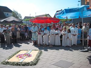 Auf dem Kroneplatz in Bochingen versammelt sich die Gemeinde um den Blumenteppich.   Foto: Holzer-Rohrer