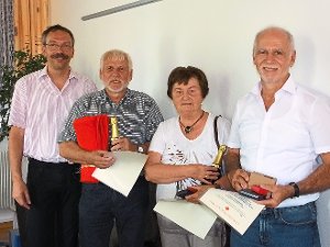 Bürgermeister Karlheinz Kistner zeichnete die Blutspender Lothar Walz, Ursula Dubiel und Joachim Pfeiffle aus (von links). Foto: Schwarzwälder-Bote