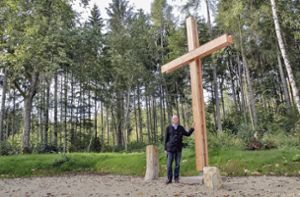 Jens Borchers steht am Kreuz im Friedwald Donaueschingen. Hier sollen erste Trauerfeiern stattfinden. Foto: Jens Froehlich