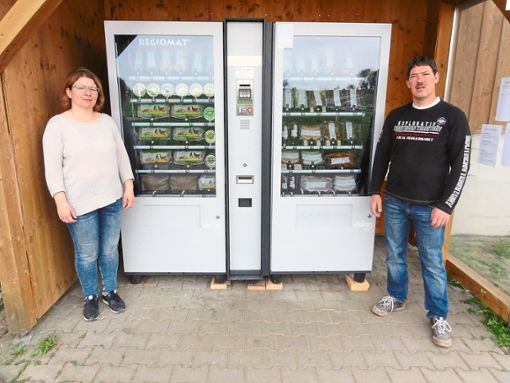 Angelika und Martin Jourdan betreiben nun zwei Automaten. In Corona-Zeiten eine beliebte Einkaufsmöglichkeit.Foto: Schillaci Foto: Schwarzwälder Bote