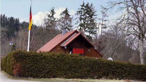 Rund um das zu sehende Jugendhaus in Jungingen und den Schotterparkplätzen daneben, flogen im Februar 2022 die Fäuste. Foto: Elena Baur