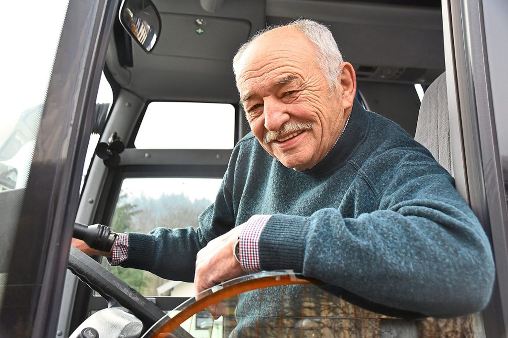 Busfahrer aus Leidenschaft: Winfried Schärer fühlt sich auch nach 52 Jahren  noch hinterm Steuer wohl.  Mit 72 Jahren geht er jetzt jedoch in den Ruhestand und schließt sein Omnibus-Unternehmen.  Foto: Armbruster