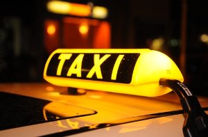Eine 29-Jährige steigt am Samstagmorgen in Stuttgart-West in ein Taxi, um sich nach Hause fahren zu lassen. Doch der Taxi-Fahrer steuert unterwegs einen Parkplatz an und versucht dort, die Frau zu vergewaltigen. Foto: dpa/Symbolbild
