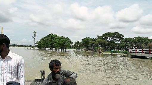 Wasser, so weit das Auge reicht. Nur noch mit Booten sind die Hochwasser-Opfer zu erreichen.  Foto: Privat Foto: Schwarzwälder-Bote