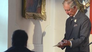 Prinz Charles bringt Sohn William Ritterschlag bei