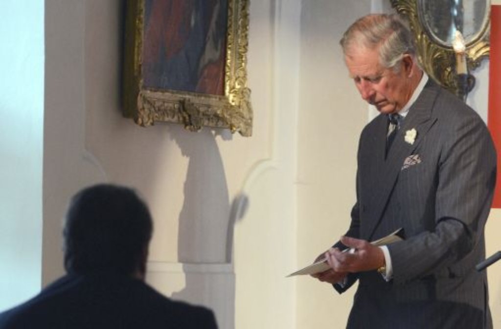 Prinz Charles (64, Foto) hat mit seinem Sohn Prinz William (31) den Ritterschlag geübt. Das schreibt die Journalistin Catherine Mayer, die Einblick in das Leben des Thronfolgers mit der längsten Wartezeit in der Geschichte der britischen Monarchie bekam, im US-Magazin „Time“.