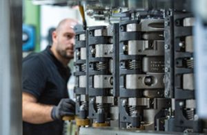 Die deutschen Maschinenbauer wollen mehr Mitarbeiter einstellen. Foto: dpa/Armin Weigel