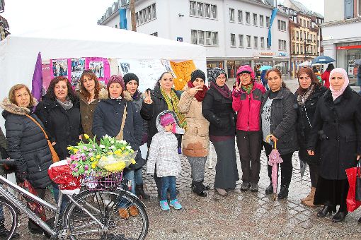 Trotz strömenden Regens feierten diese Frauen gestern Nachmittag in der Stadtmitte den Internationalen Frauentag.  Foto: Heinig Foto: Schwarzwälder-Bote