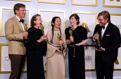 Freude beim Team von „Nomadland“ – der Film wurde in den wichtigsten Oscar-Kategorien ausgezeichnet. Foto: AFP/CHRIS PIZZELLO