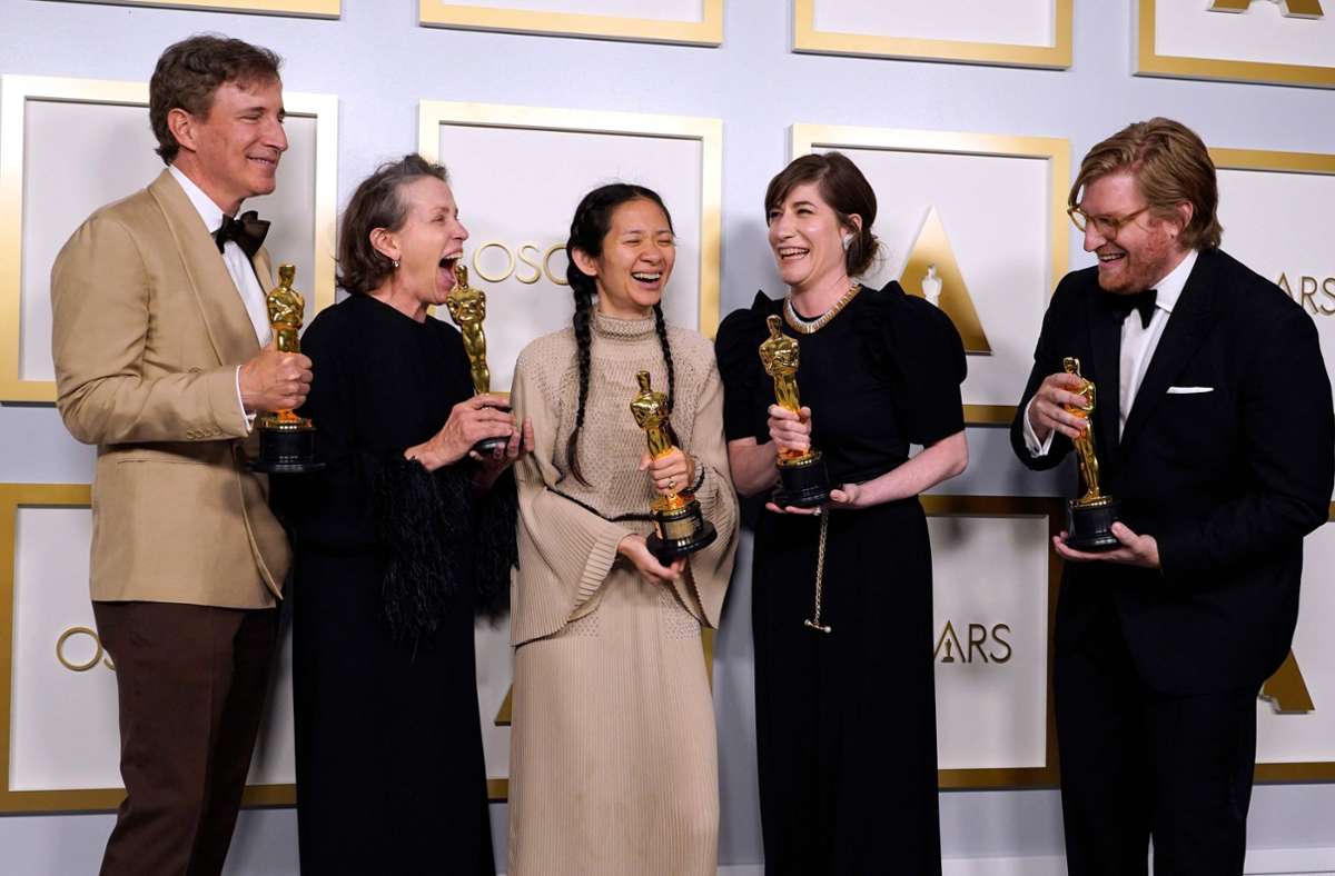 Freude beim Team von „Nomadland“ – der Film wurde in den wichtigsten Oscar-Kategorien ausgezeichnet. Foto: AFP/CHRIS PIZZELLO