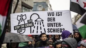 Blanker Hass: Demonstranten in Düsseldorf setzen auf ihrem Plakat Israels Kampf gegen die Hamas mit dem Nazi-Mord  an sechs Millionen Juden gleich. Foto: dpa/Christoph Reichwein