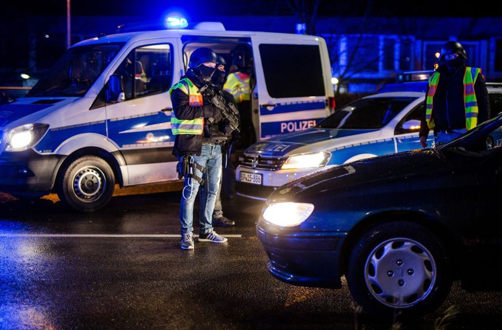 Polizisten kontrollieren an der Deutsch-Französischen Grenze in Kehl alle Fahrzeuge. Foto: dpa