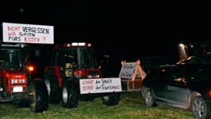Bauern protestieren in Wolfach mit Mahnfeuer und Schildern