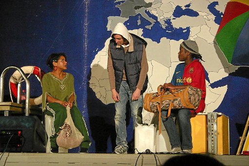 Das Theaterstück SOS for Human Rights, dargeboten vom Berliner GRIPS-Theater, führte die Leidenswege von Flüchtlingen plastisch vor Augen. Foto: Keck Foto: Schwarzwälder-Bote