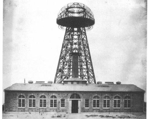 Eine Aufnahme des Wardenclyffe Tower aus dem Jahr 1904. Das Bahnhofsgebäude der geplanten Europa-Park-Achterbahn erinnert stark an ihn. Foto: unbekannt/gemeinfrei