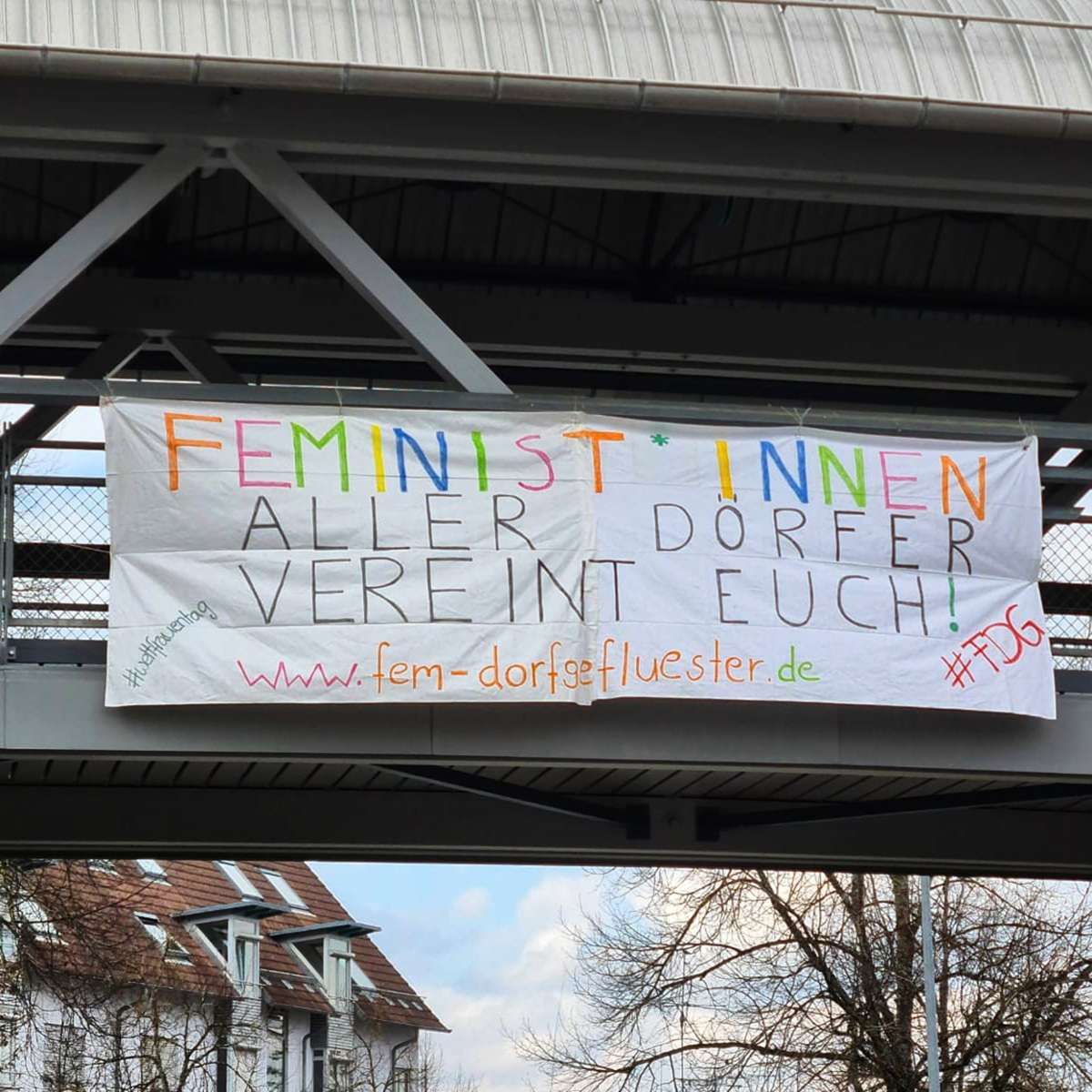 Das Banner zum feministischen Kampftag hing in der Feldbergstraße. Die Gruppe hatte eine Genehmigung dafür. Foto: Wernz