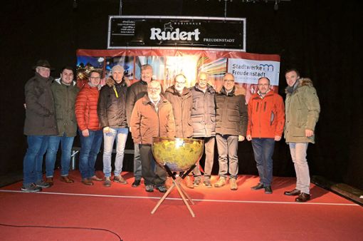 Strippenzieher und Sponsoren des Weihnachtsmarkts mit Landrat Klaus Michael Rückert (Dritter von rechts) beim Abschlussabend, an dem die Hauptpreise gezogen wurden. Foto: Schwark