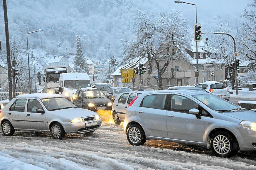 Aufgrund des Schneegestöbers war unter anderem in Schramberg Verkehrschaos angesagt. Das bekam auch ein Porsche-Fahrer zu spüren, der mit Sommerreifen unterwegs war. Foto: Wegner