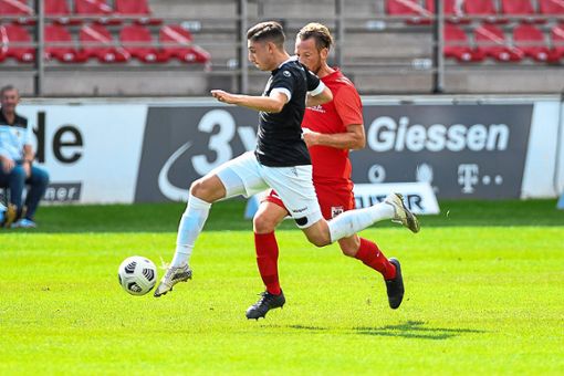 Pedro Almeida Morais und die TSG Balingen mussten sich beim FC Gießen trotz einer 1:0-Halbzeitführung am Ende noch mit 1:3 geschlagen geben. Foto: Eibner