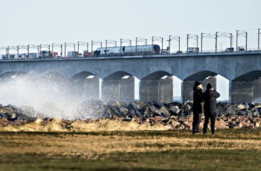 Zugunglück in Dänemark: Im zerstörten Waggon eines Passierzuges sterben sechs Menschen Foto: AP